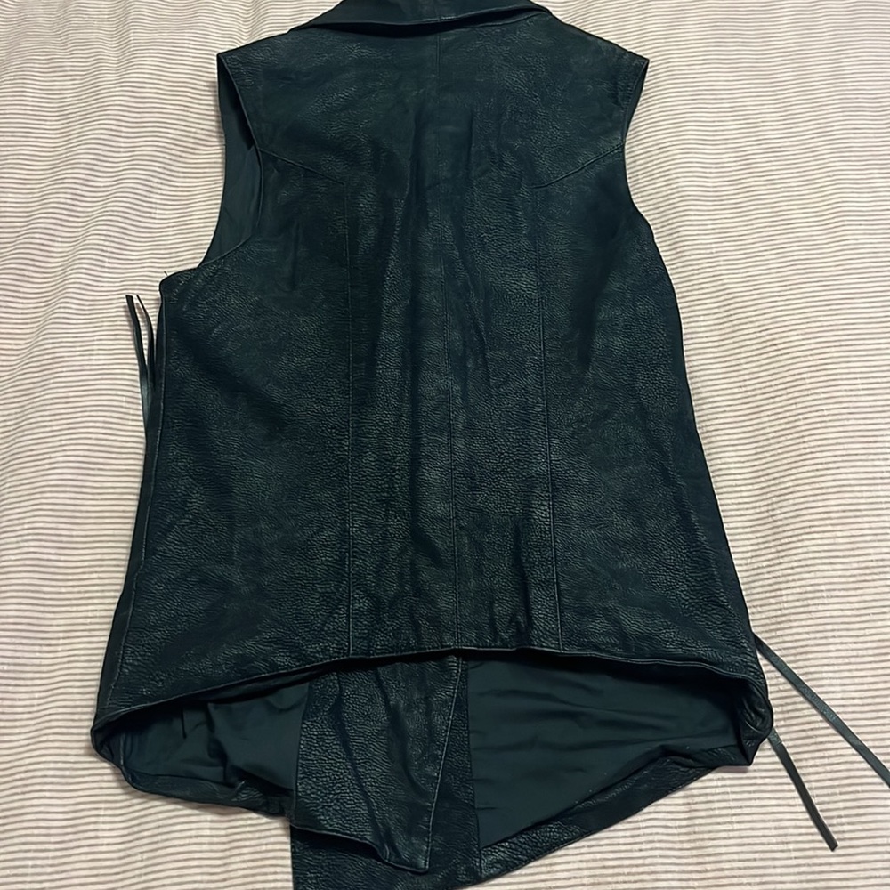 Divided Black Sleeveless Vest - Picture 6 of 13